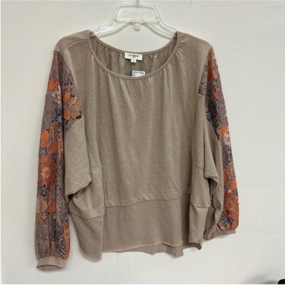 Umgee Tops - Umgee boho floral lace sleeve top M